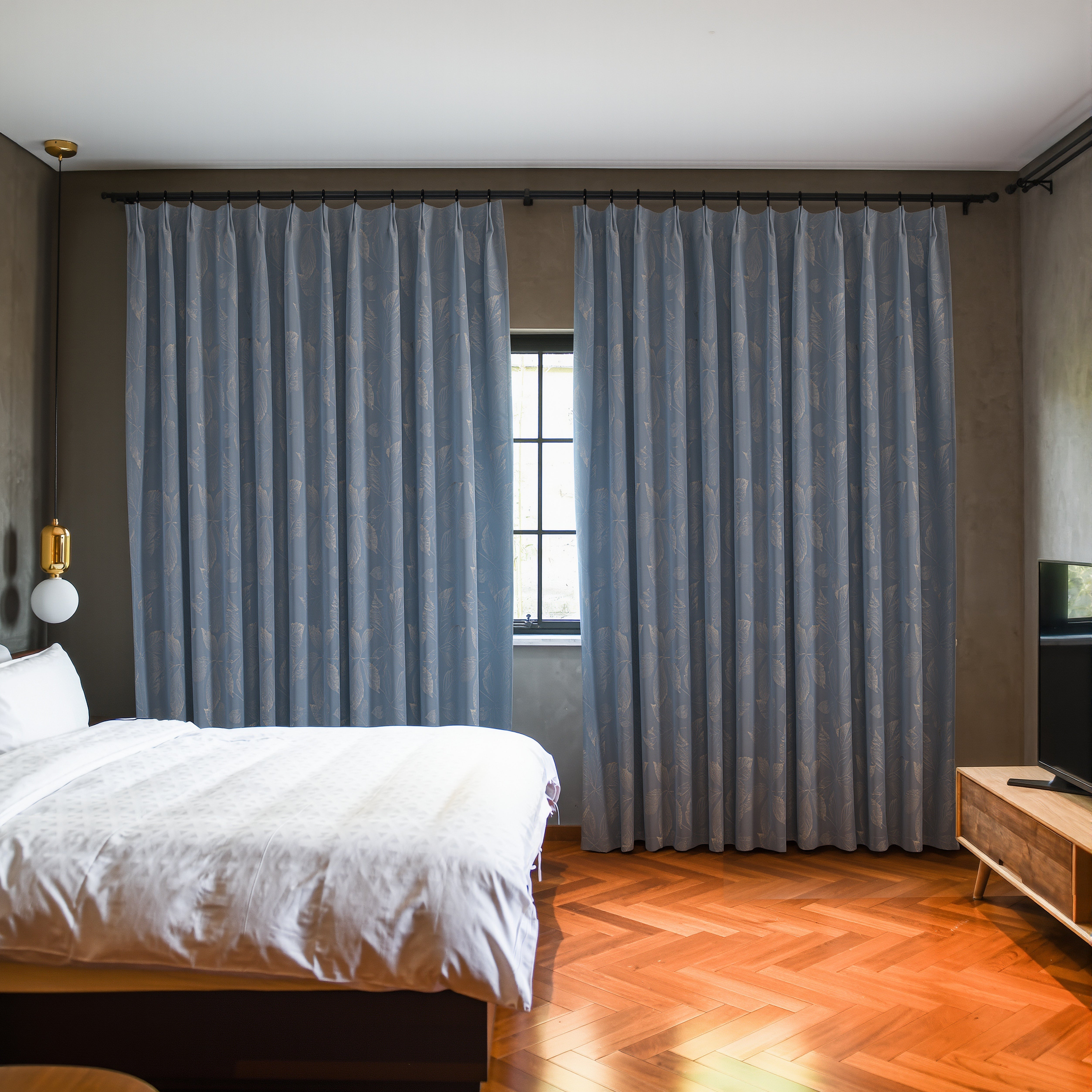 DWCN Official cotton curtain with embroidered clementine pattern, featuring pure white fabric and decorative floral embroidery.